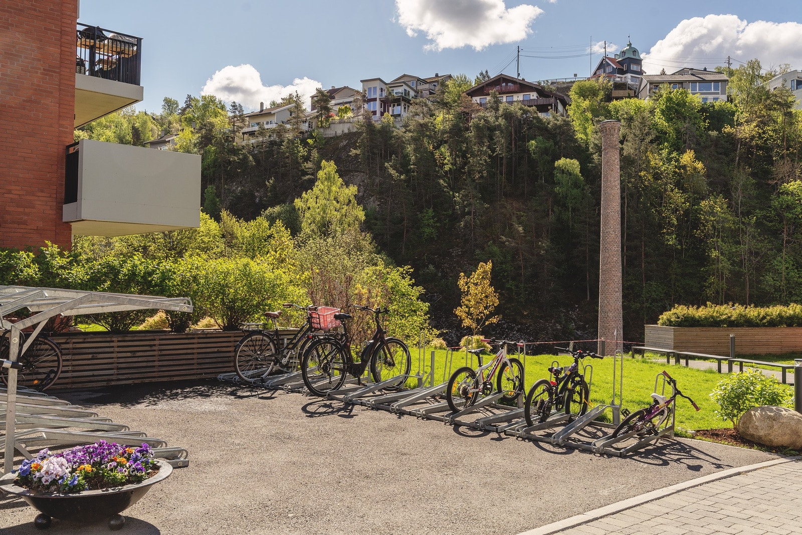 Borettslaget har både sykkelparkering for beboere og noen gjesteparkeringsplasser. Det er også tidvis mulighet for kjøp/leie av garasjeplass gjennom øvrige beboere. Galleribilde