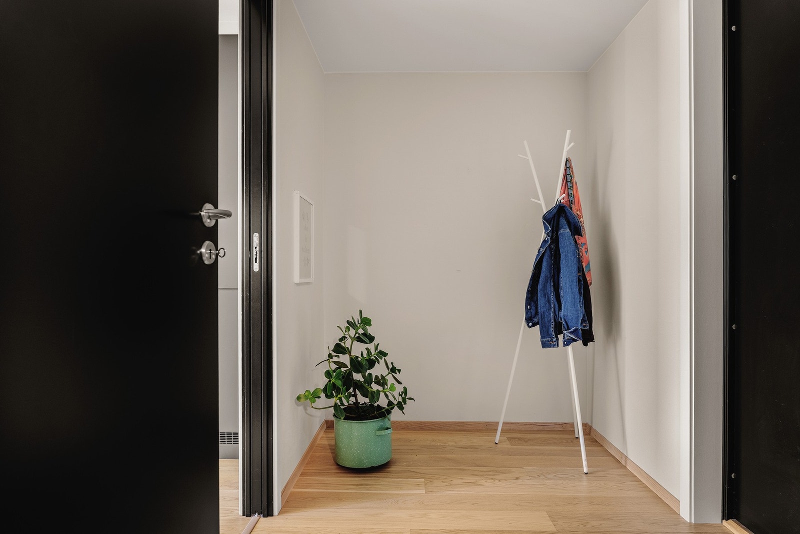 I entréen har man nisje som gir plass for garderobeskap. Galleribilde