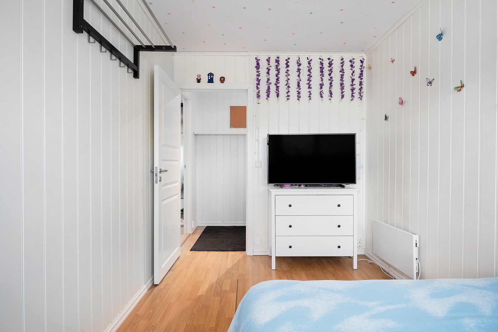 Rommet kan like gjerne brukes som lite barnerom, gjesterom eller walk-in closet. Galleribilde
