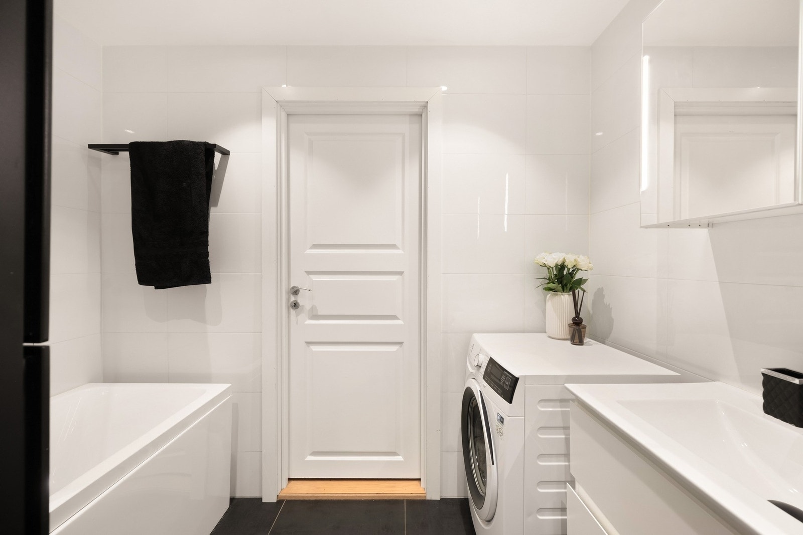 På badet er det gulvvarme, samt opplegg for vaskemaskin Galleribilde