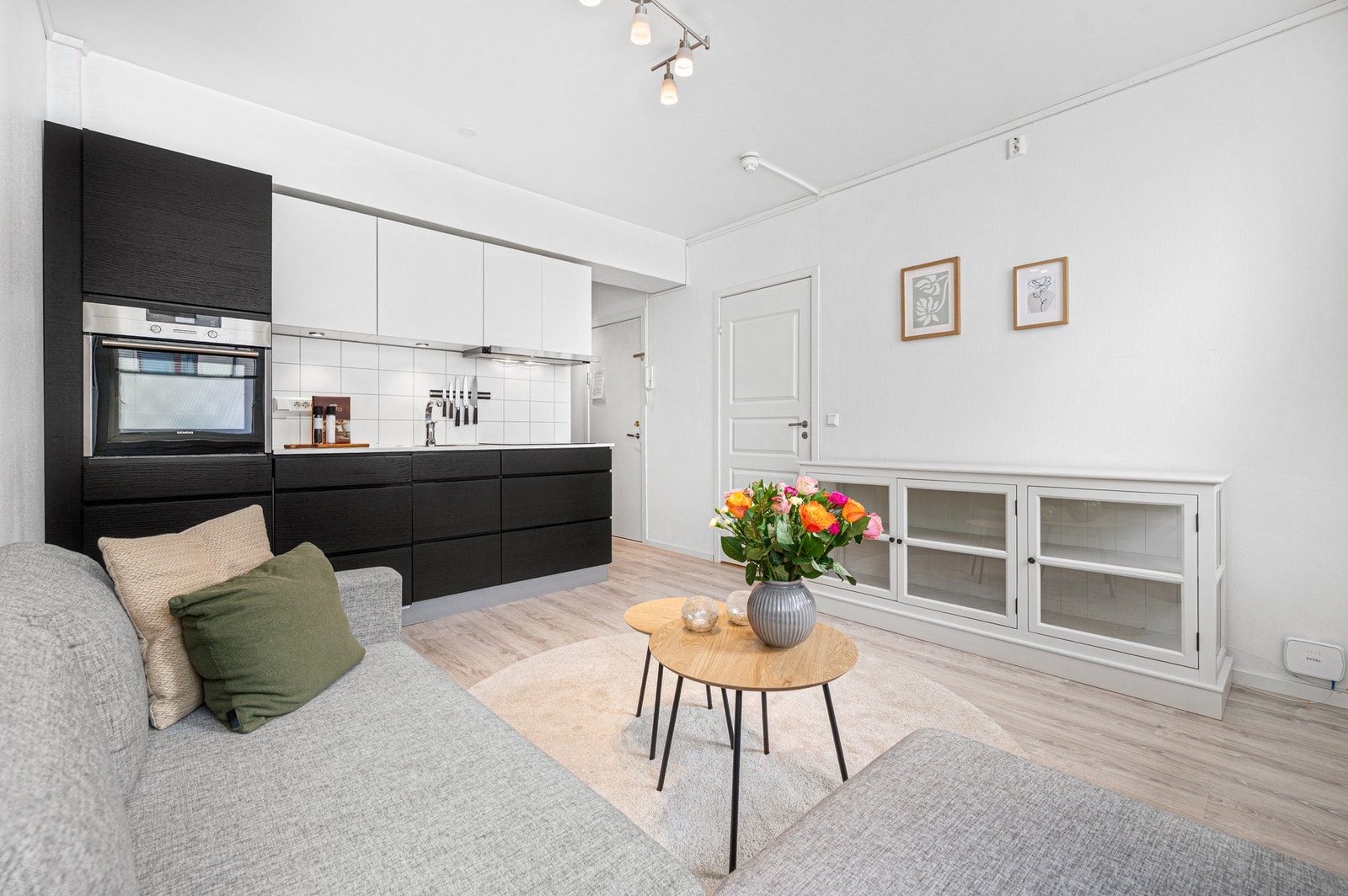 Den praktiske planløsningen gir ypperlige møbleringsmuligheter for både sofagruppe og TV-bord. Galleribilde