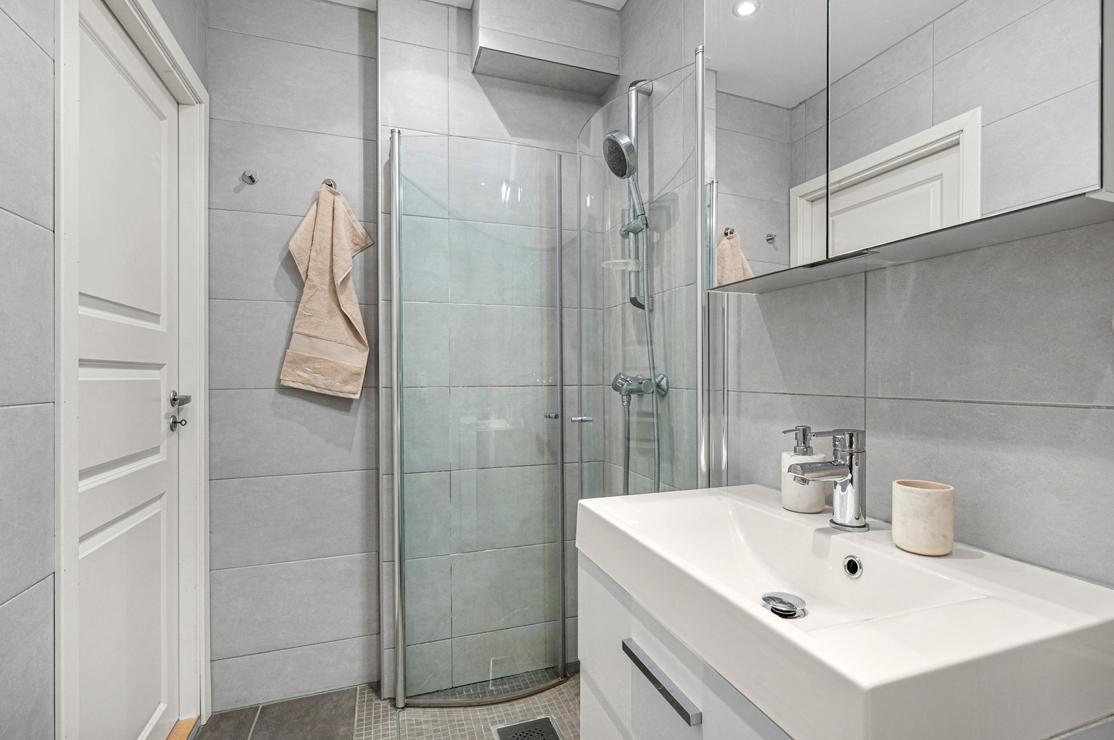Badet har varme i gulv og opplegg til vaskemaskin. Galleribilde