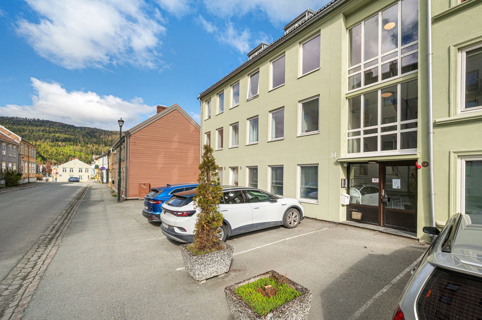 Sameiet disponerer 38 p-plasser i for- og bakgård. Det henvendes til styret for søknad om plass. Galleribilde