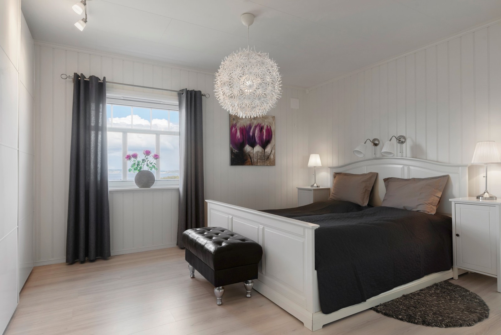Romslige soverom med plass for seng og garderobe. Galleribilde