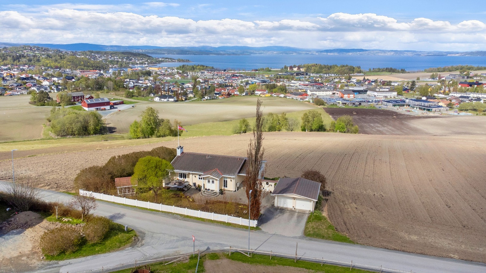 Unik beliggenhet med panoramautsikt og svært gode solforhold. Galleribilde