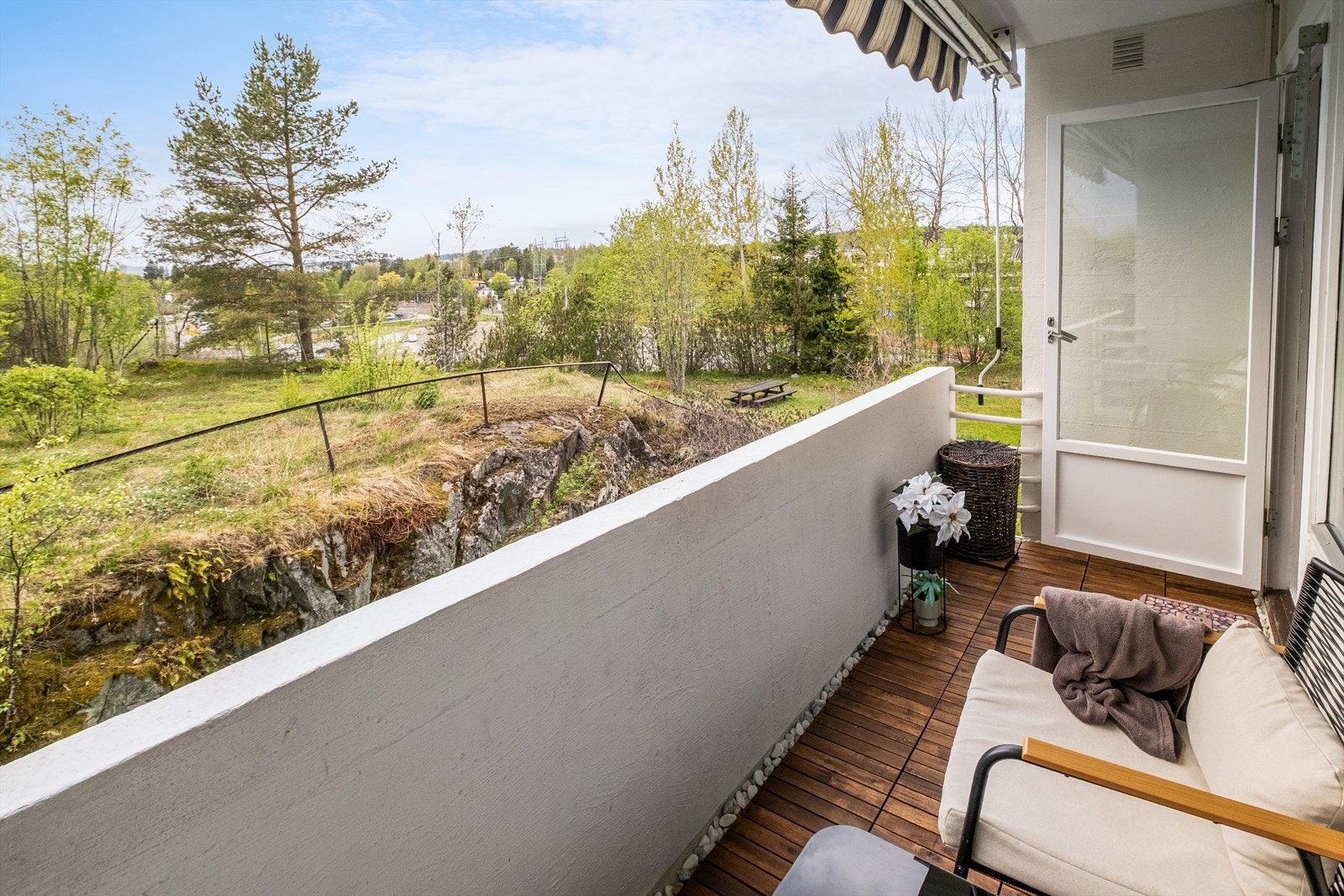 Det er friområde mellom denne tomten og nabotomten. Galleribilde