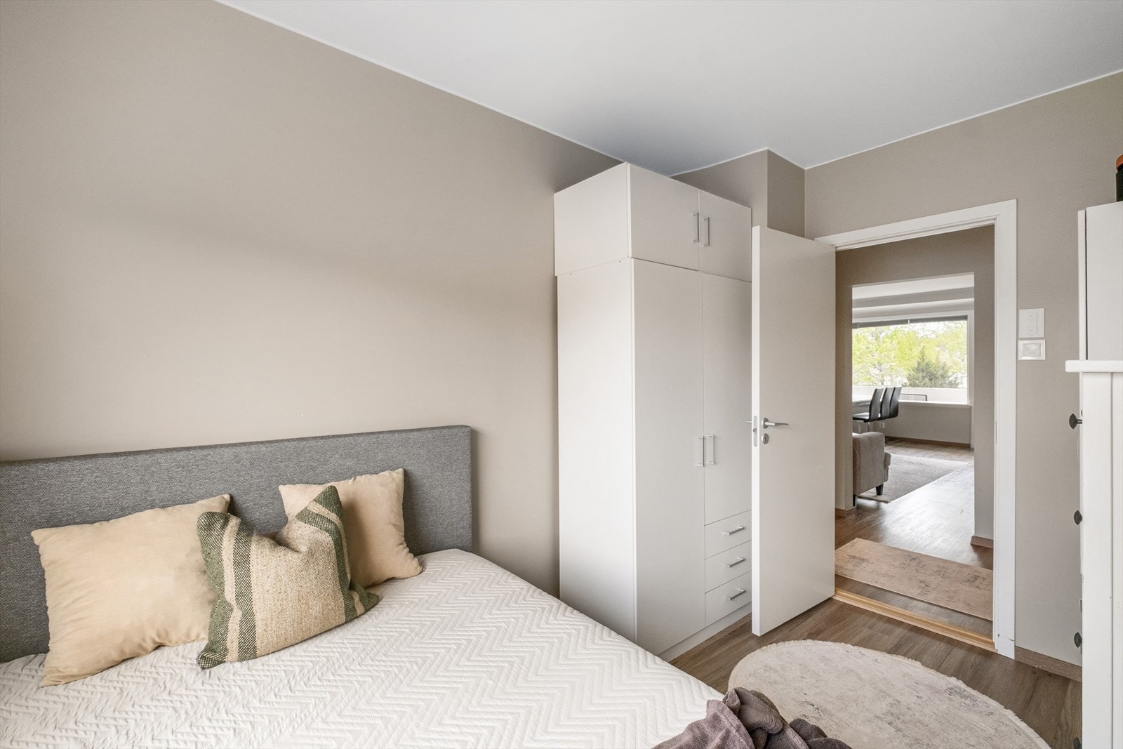 Utstyrt med garderobe. Galleribilde