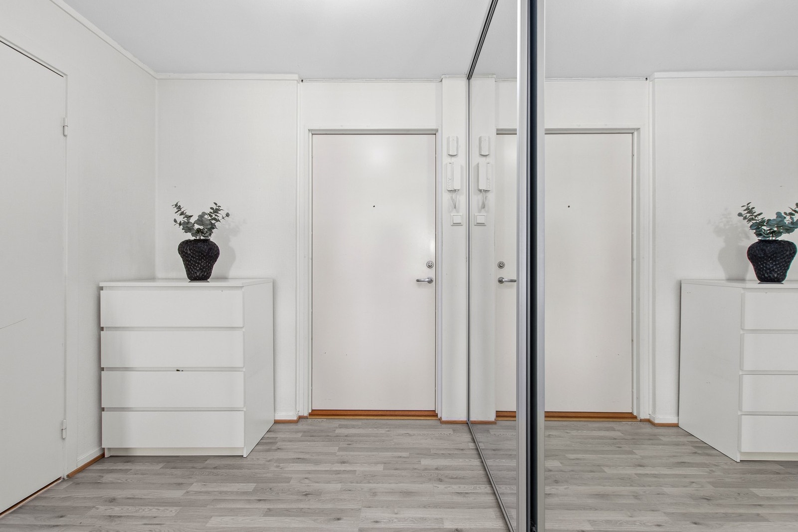 Inngangsparti med romslig skyvedørs garderobe. Galleribilde