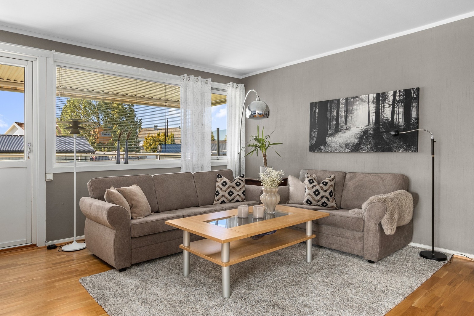 Stue med utgang til takoverbygd terrasse. Galleribilde