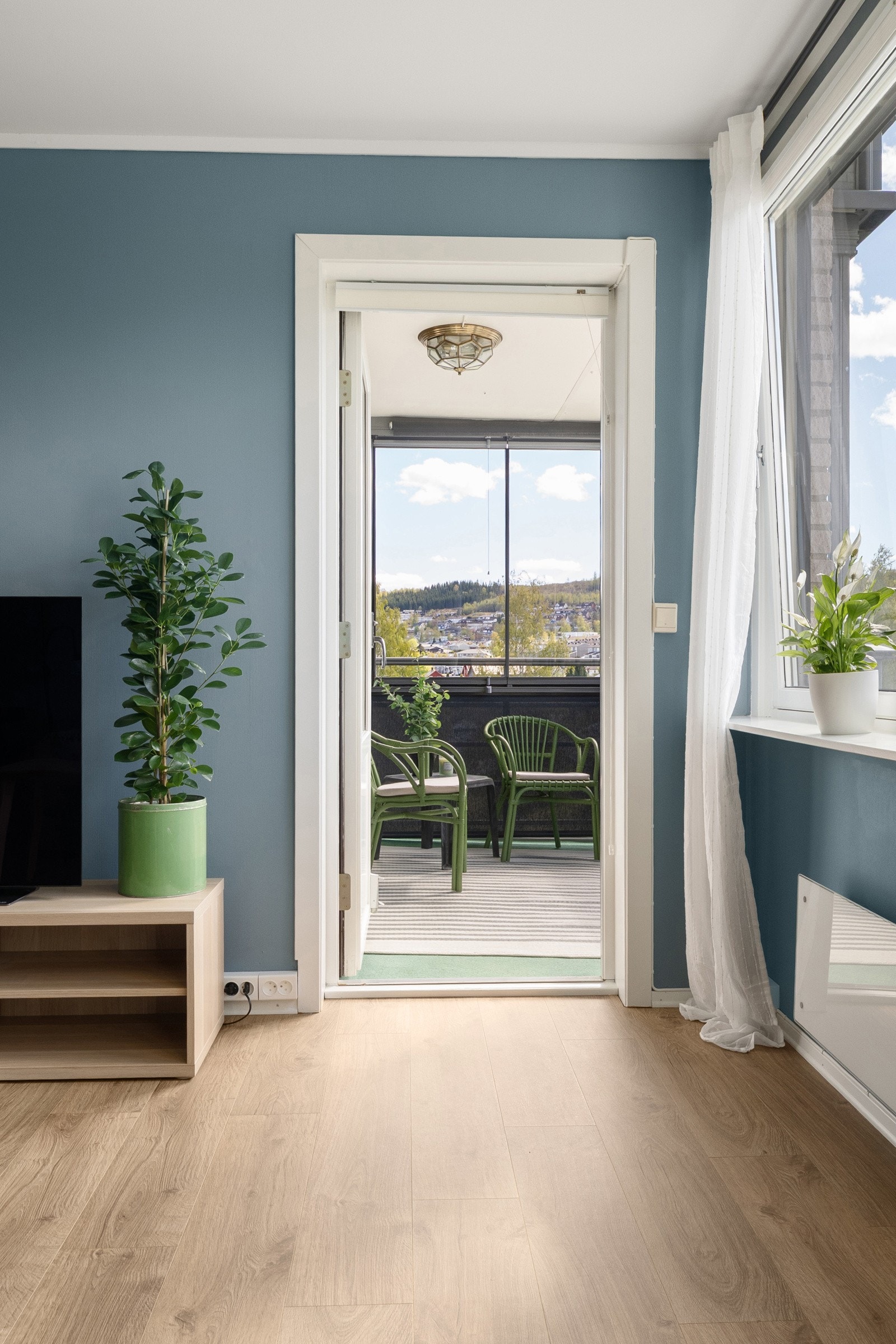 Fra stuen er det utgang til en innglasset balkong på ca. 5 m². Galleribilde