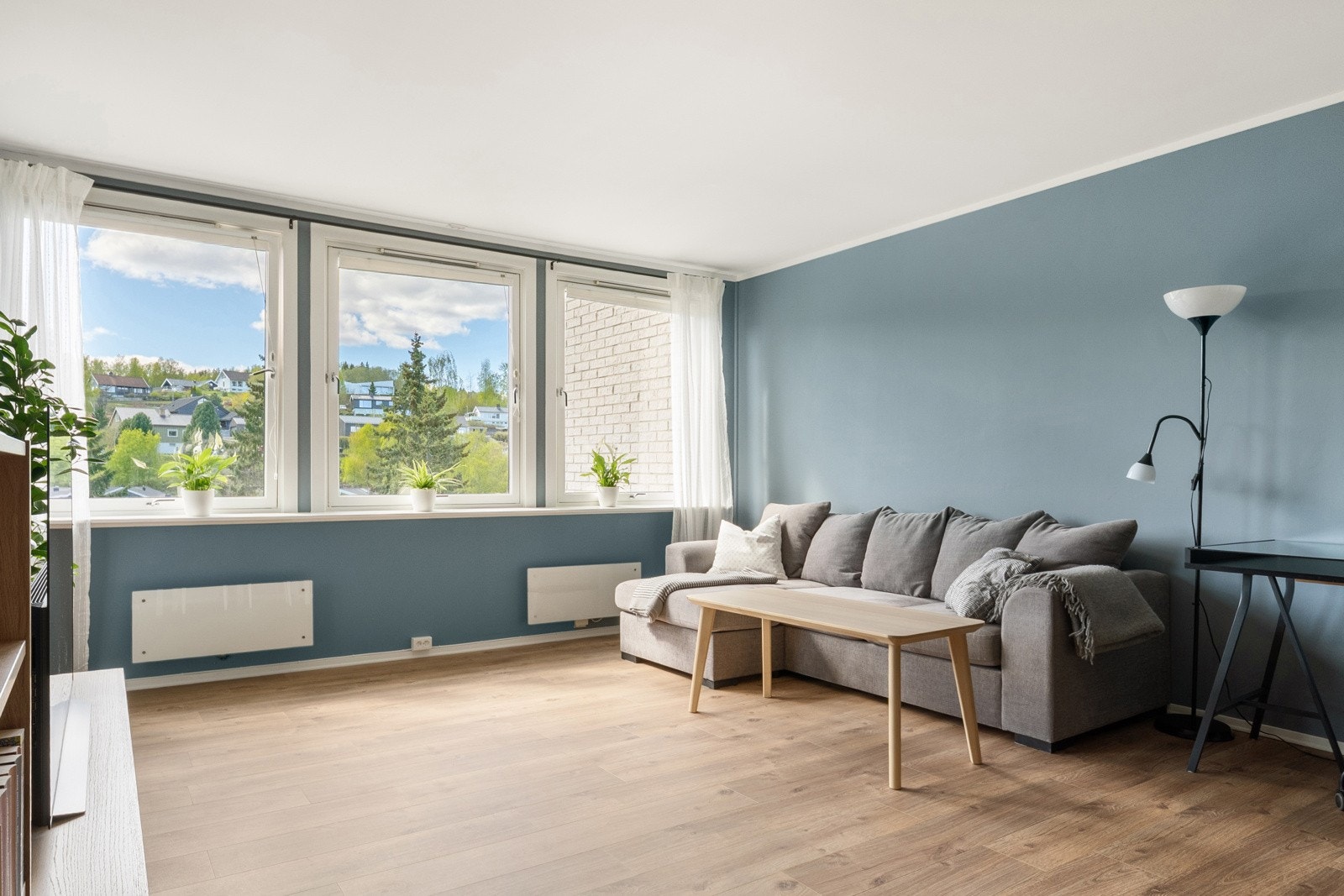 Lys og trivelig stue med romslig oppholdsareal, som enkelt lar seg innrede med både sofagruppe og spiseplass. Galleribilde