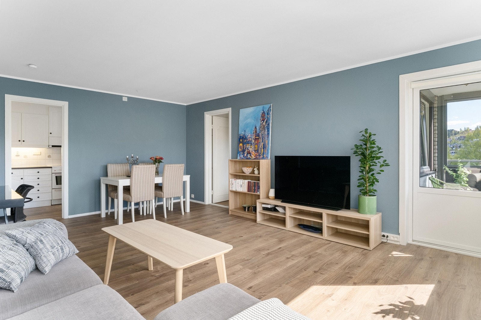 Store vindusflater gir godt med naturlig lys. Galleribilde