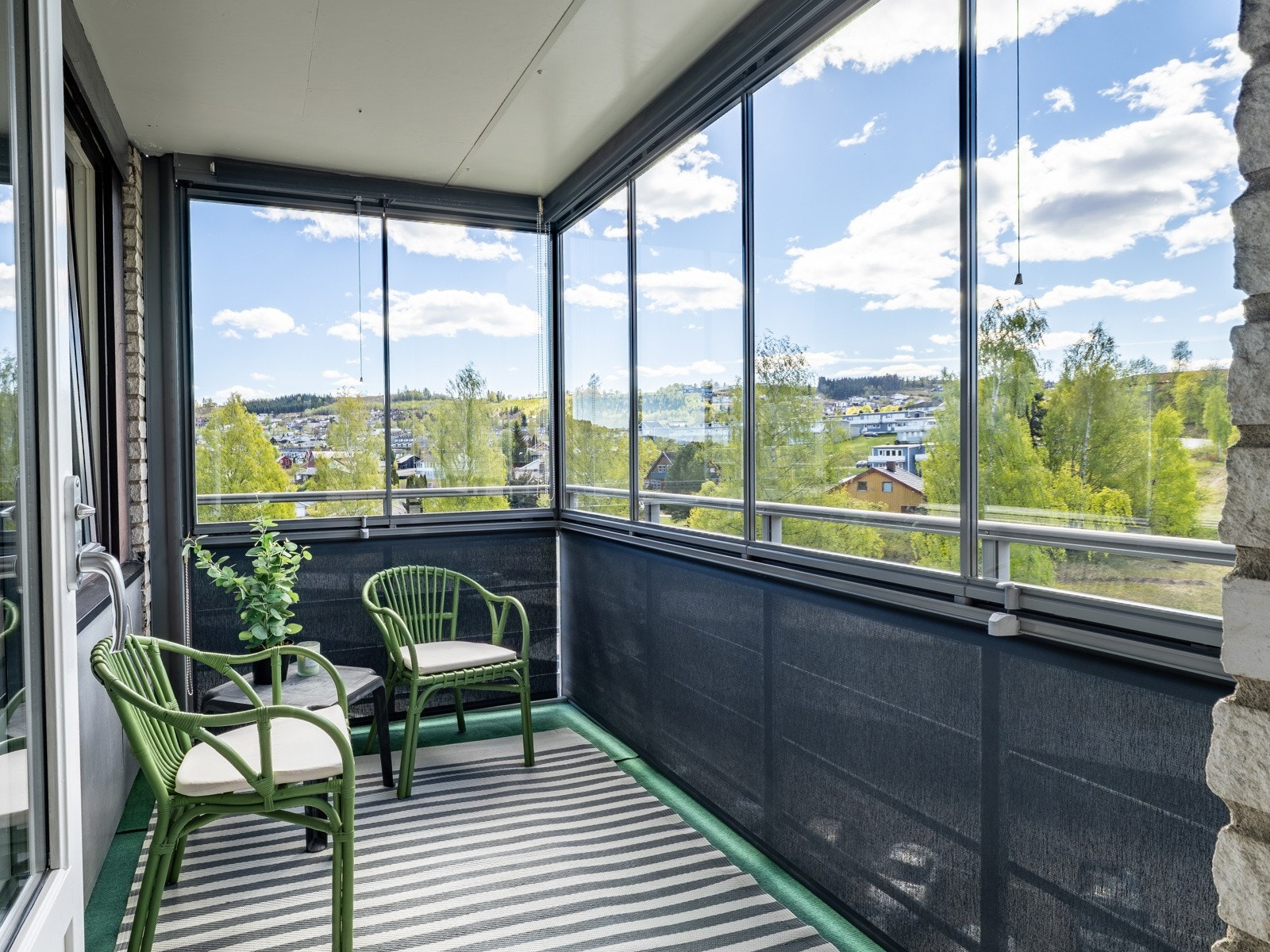 En svært attraktiv forlengelse av stuen som kan benyttes store deler av året. Galleribilde