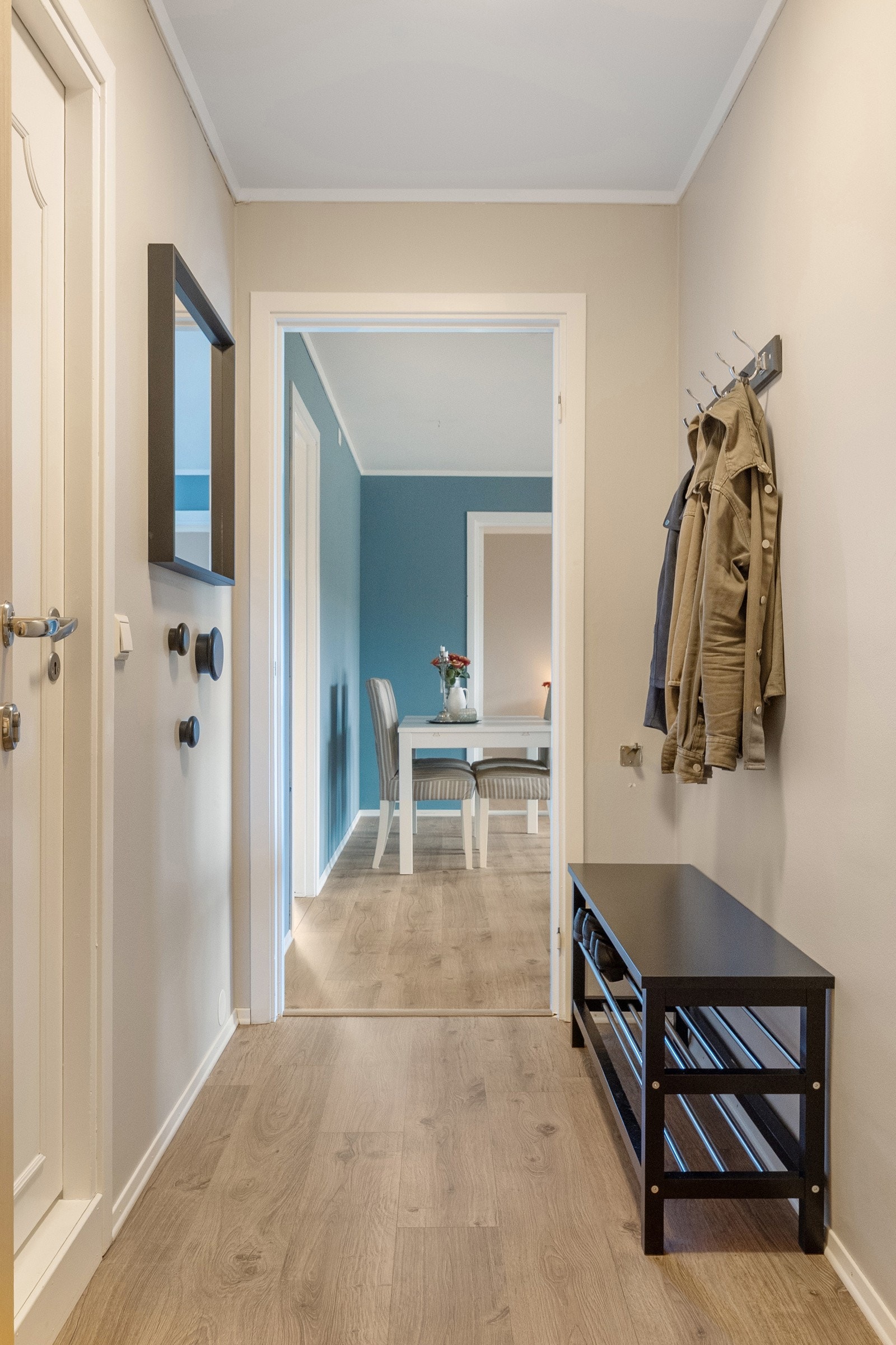 Innbydende og praktisk entré med plass til oppheng av yttertøy og oppbevaring. Galleribilde