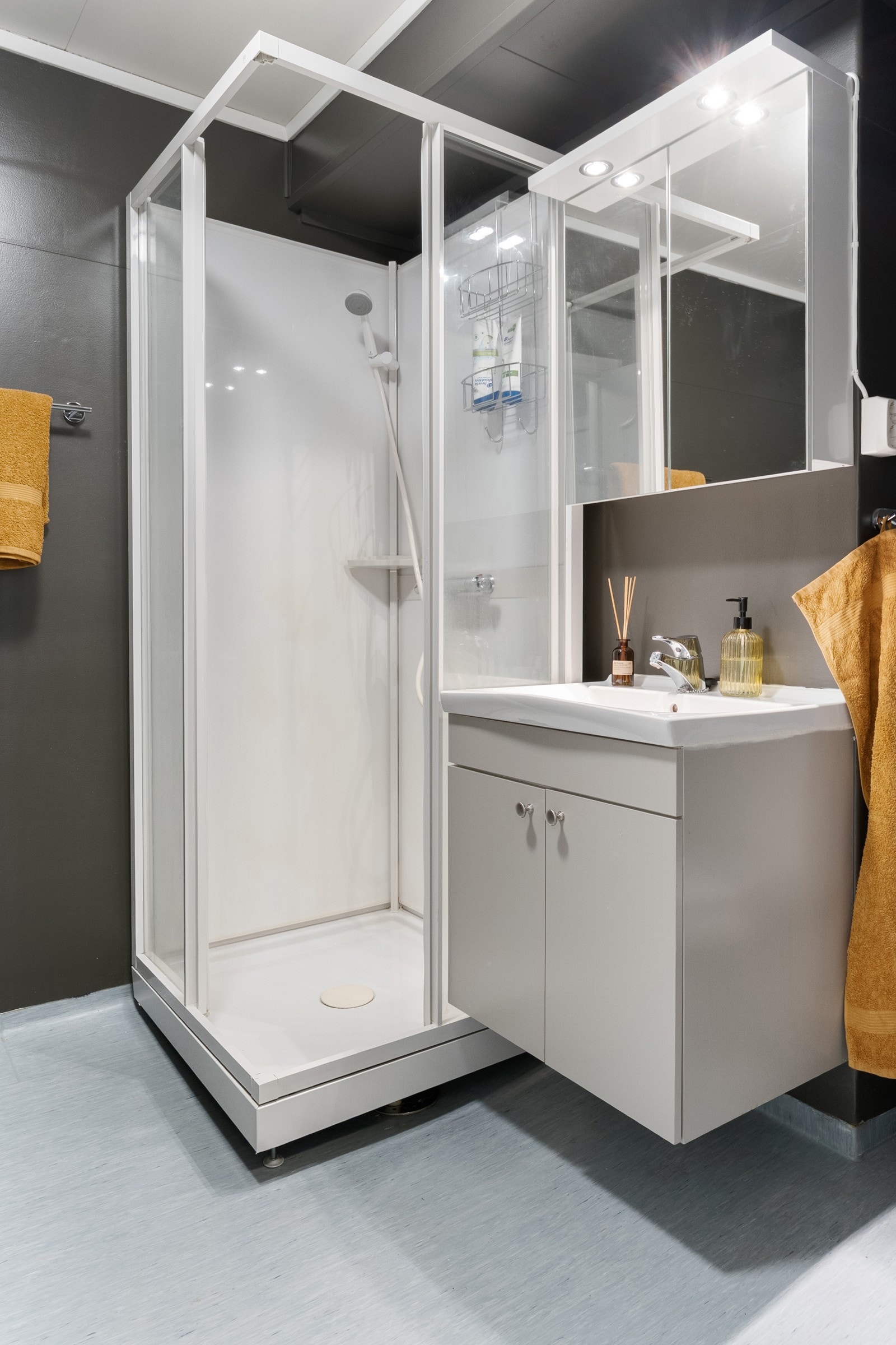 Det er utstyrt med dusjkabinett, servant med innredning, wc samt opplegg for vaskemaskin. Galleribilde