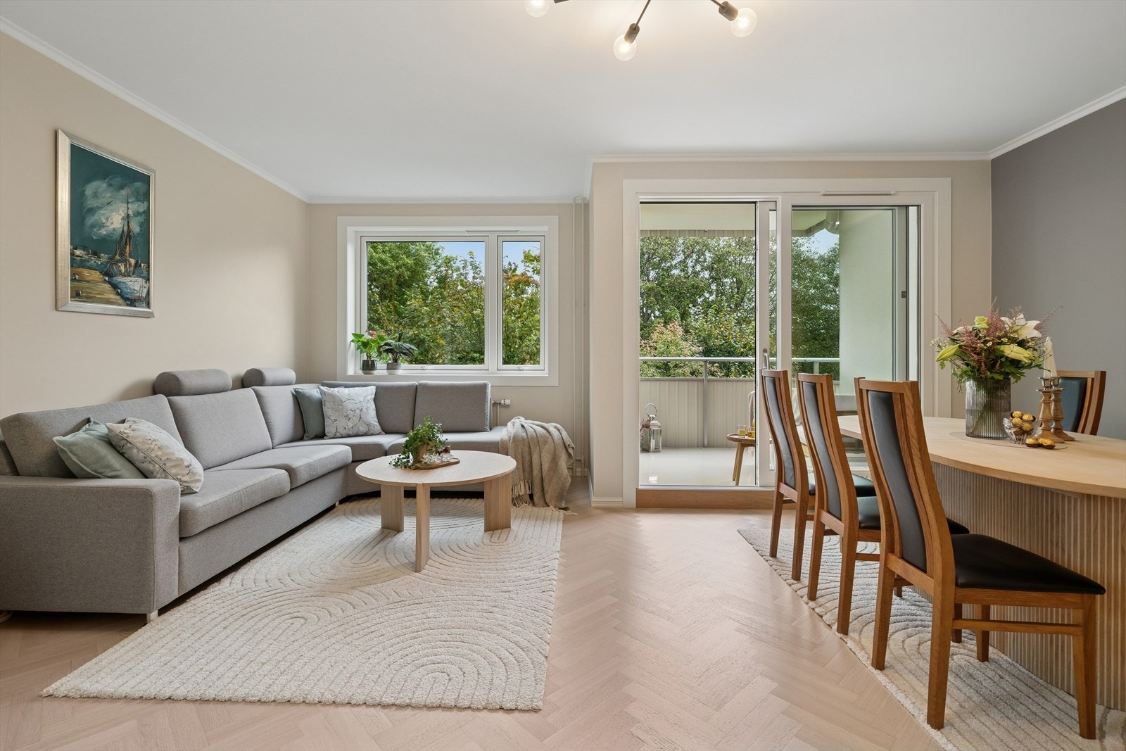 Her er det plass til en komfortabel sofagruppe for avslappende kvelder, spisebord for hverdag og selskap, og adkomst ut til balkong for hyggelige sommerkvelder. Galleribilde