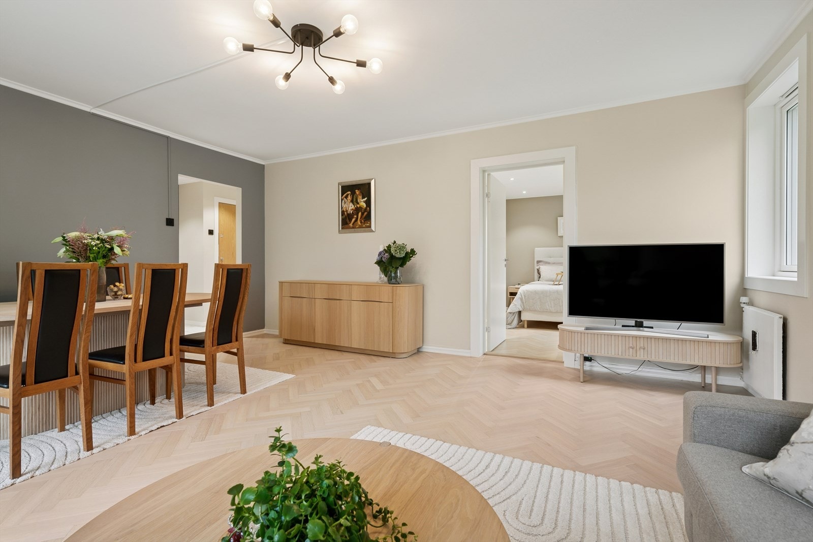En lys og luftig stue blir boligens naturlige samlingspunkt. Store vindusflater, tidløse fargevalg, elegant fiskebeinsparkett, og med rikelig med plass til gode møbleringsmuligheter. Galleribilde