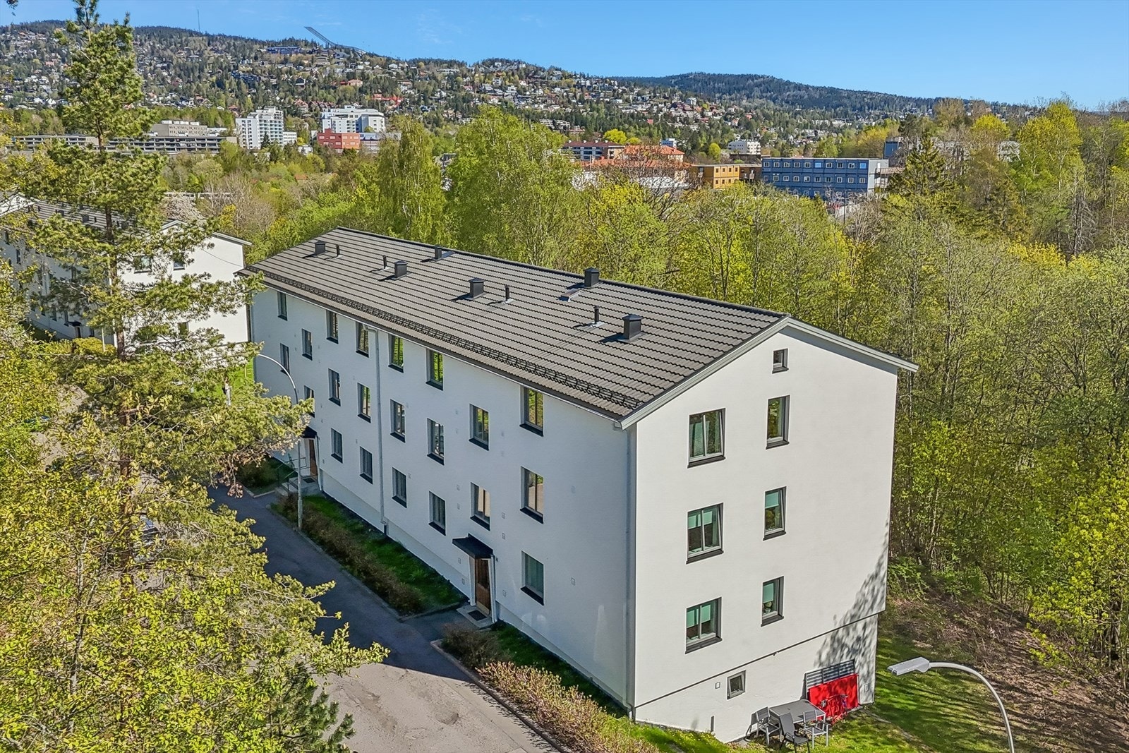 Her får du naturnær beliggenhet med sti rett ned i Mærradalen, utsikt til Holmenkollen og gåavstand til alt fra matbutikker til treningssenter. Galleribilde