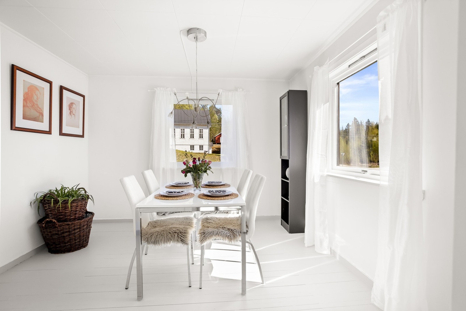 Spisestuen har god plass til spisebord og ligger skjermet til med fine utsyn mot grønne omgivelser. Galleribilde
