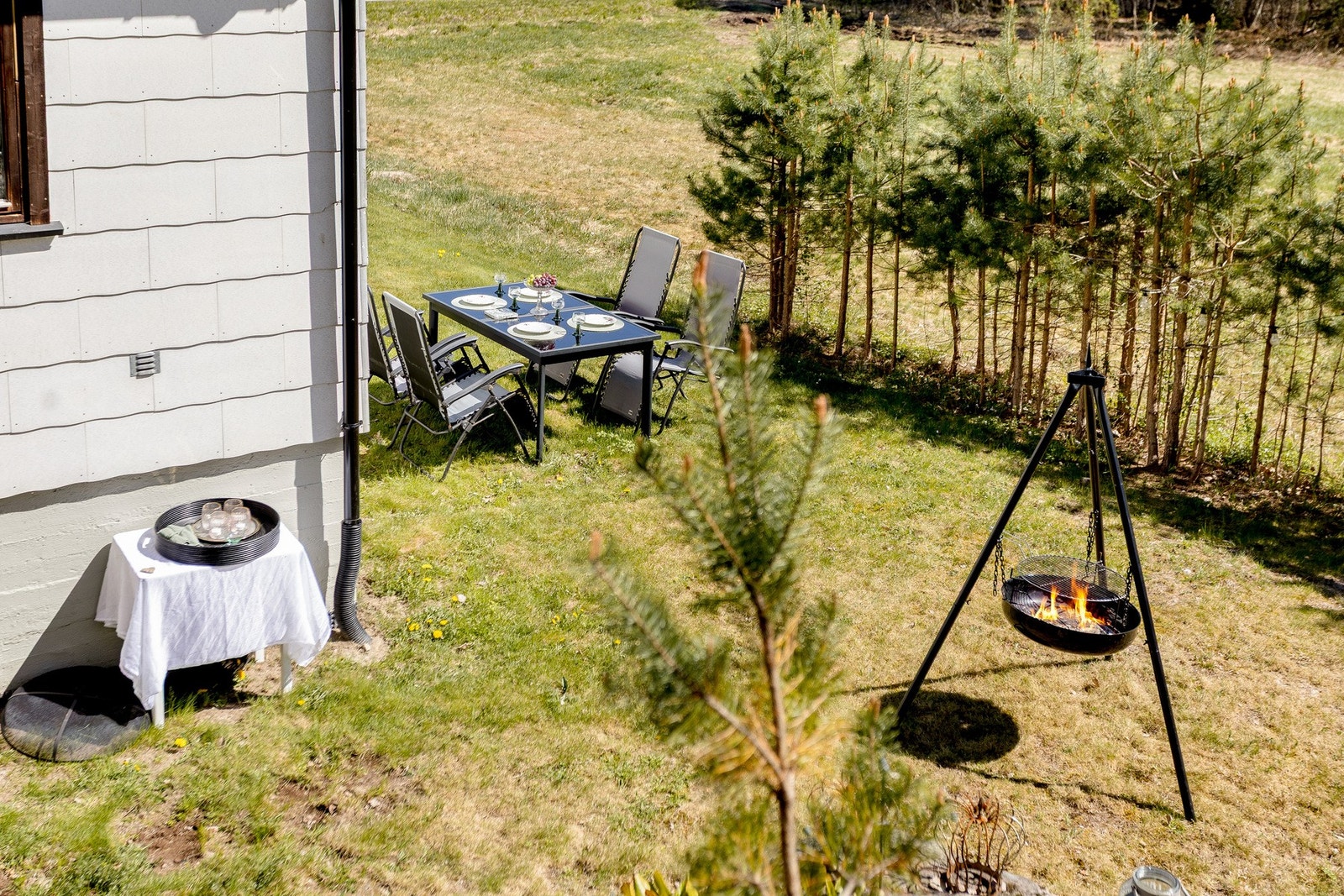 Fine uteplasser rundt huset til å nyte en god middag med familie og venner med gode solforhold! Galleribilde