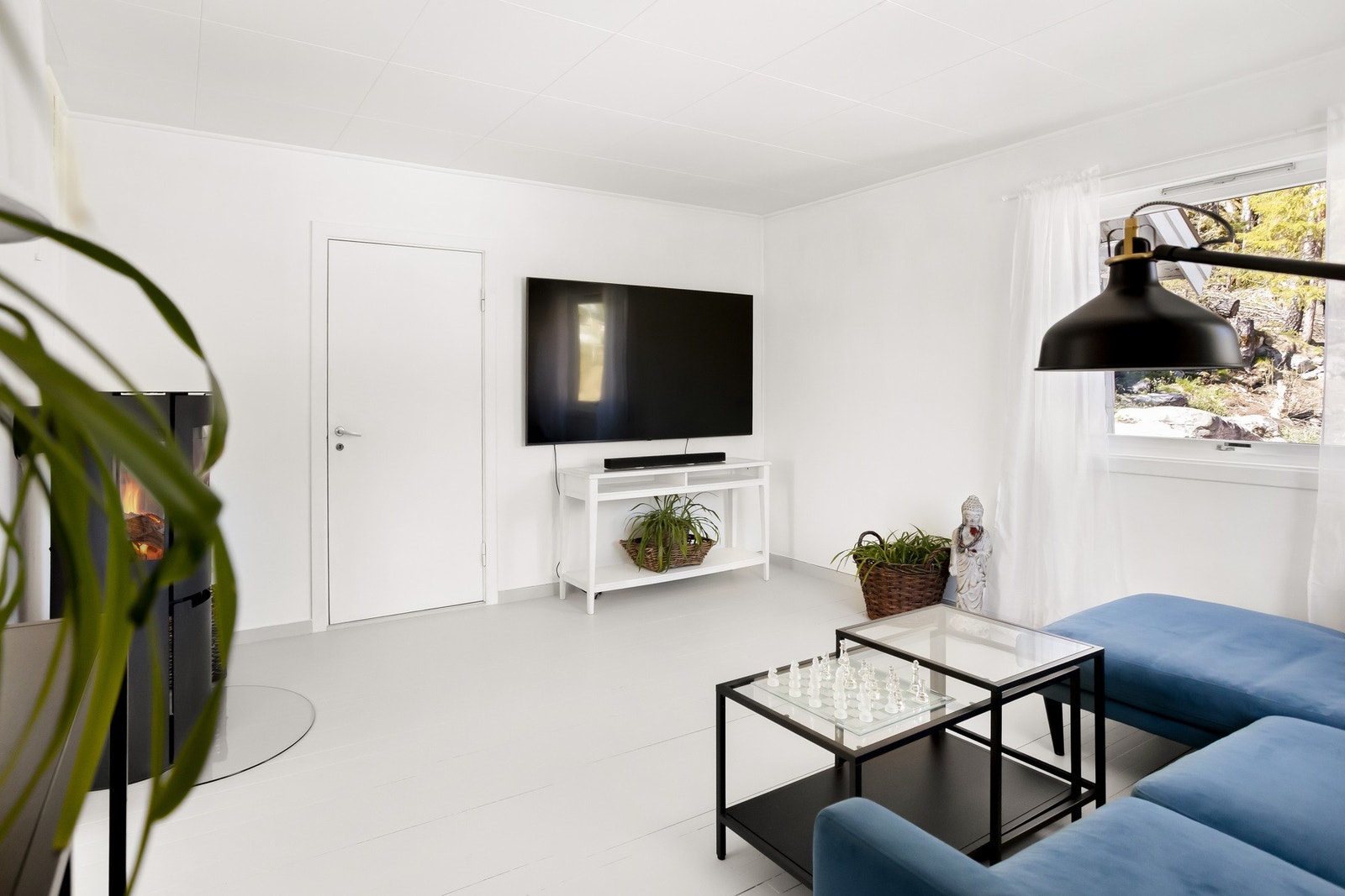 Stue og spisestue holder en lys og moderne standard med gjennomgående hvitmalte overflater og store vindusflater som gir rommene svært gode lysforhold. Galleribilde