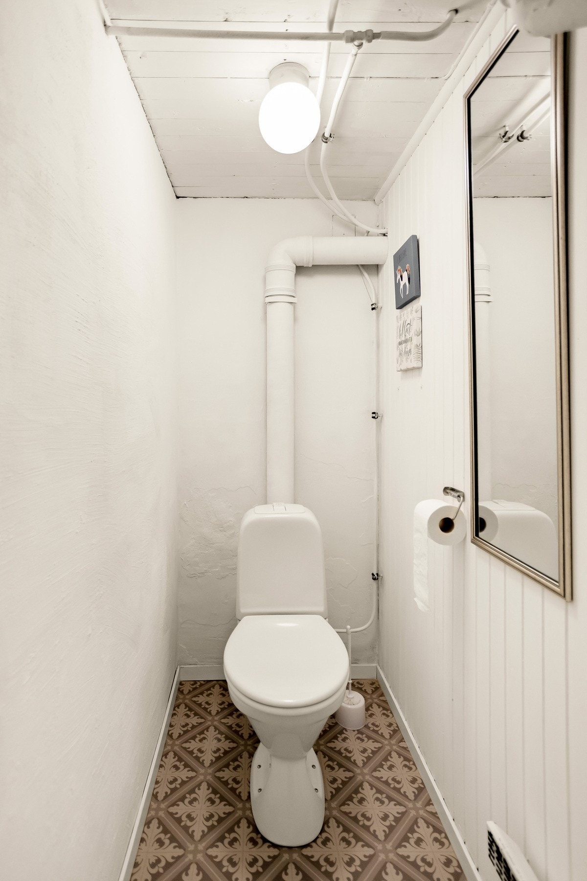 Toalettrom i kjeller. Galleribilde