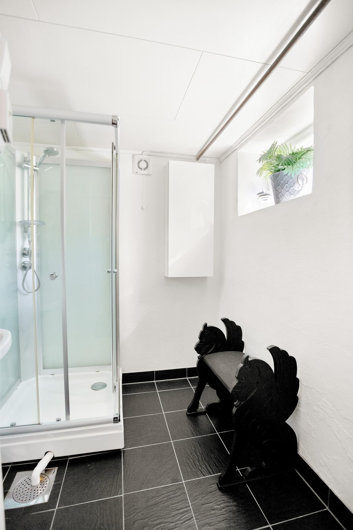 Badet ble flislagt, nytt dusjkabinett og varmekabler i 2014 Galleribilde