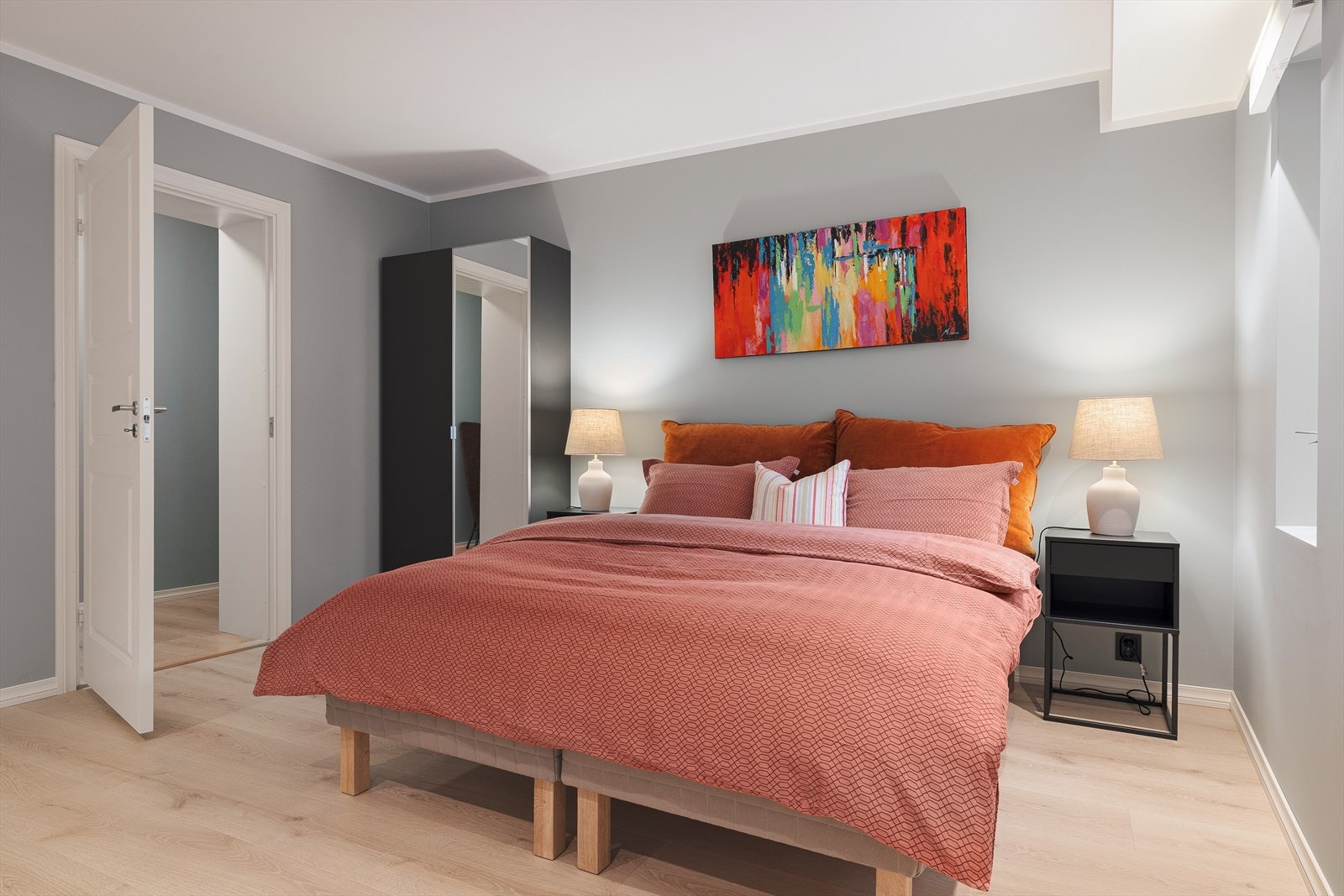 Soverom 1 er lyst og innbydende med moderne overflater og gode oppbevaringsmuligheter. Galleribilde