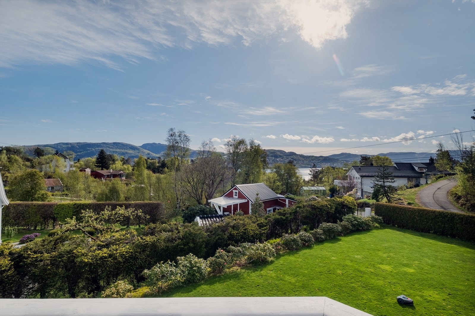 Flott utsikt med et glimt av fjorden Galleribilde