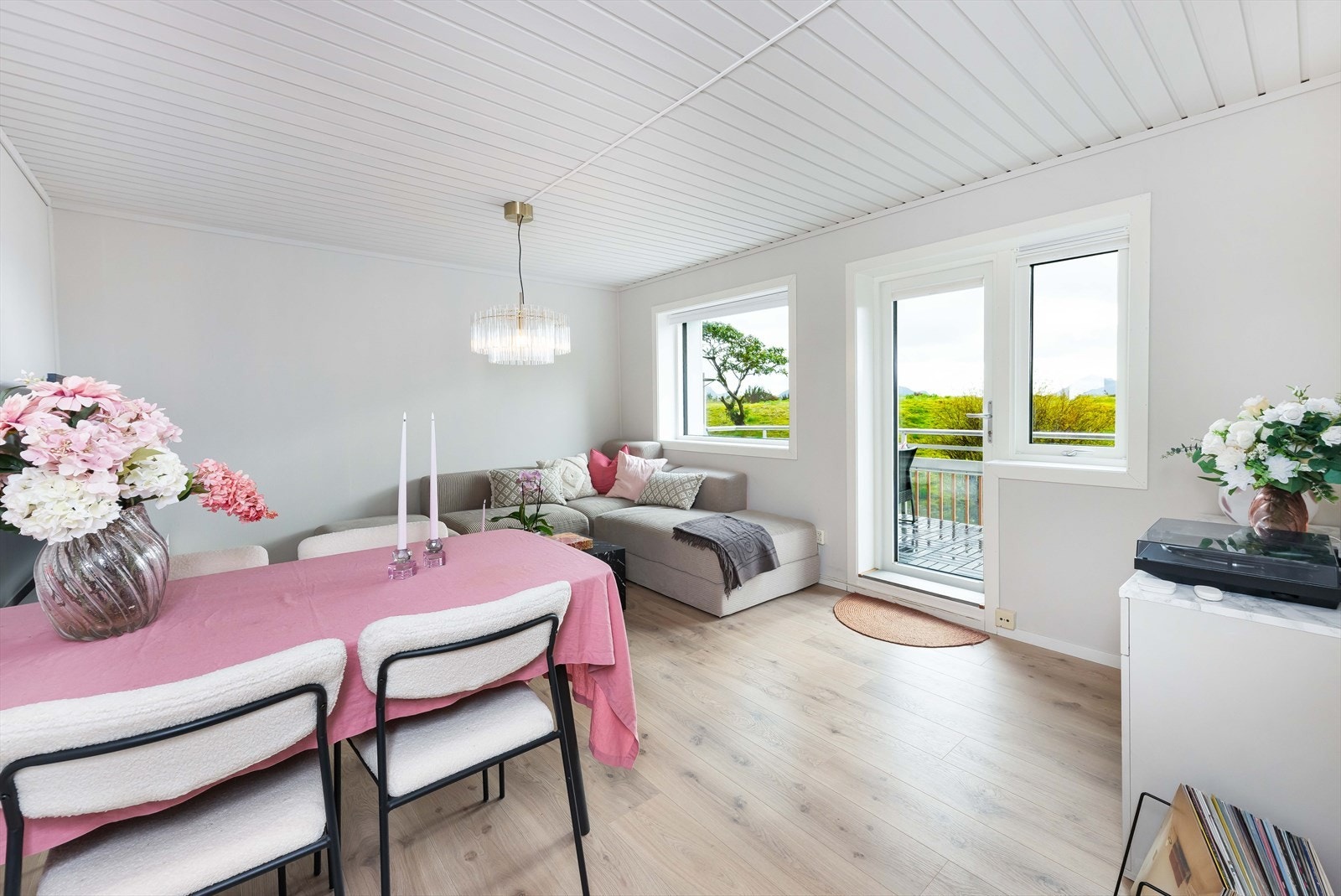 Stuen har plass til både sofagruppe og spisebord. Altandør og vinduer med isolerglass ble skiftet i 2015. Galleribilde