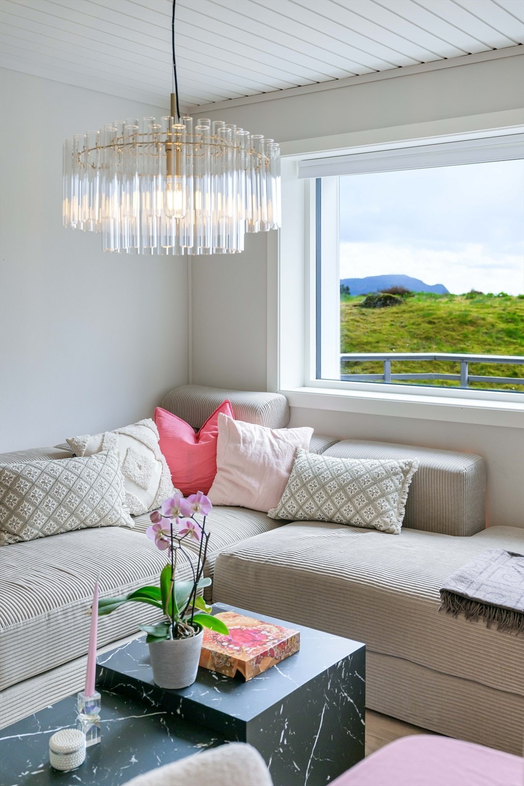 Store vindusflater fra 2015 slipper inn rikelig med dagslys. Galleribilde