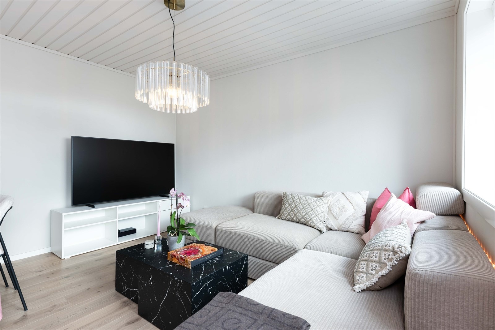 Stuen er et lyst og fleksibelt rom som er enkelt å møblere etter eget ønske. Galleribilde