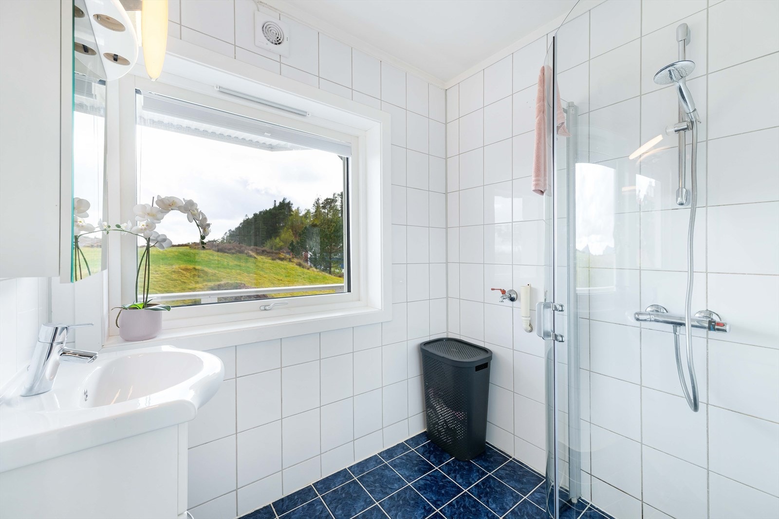 Badet har flislagte overflater og varmekabler i gulvet. Galleribilde