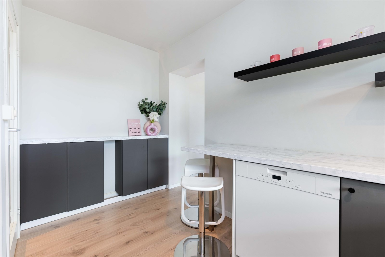 Godt med skapplass og opplegg for oppvaskmaskin. Galleribilde
