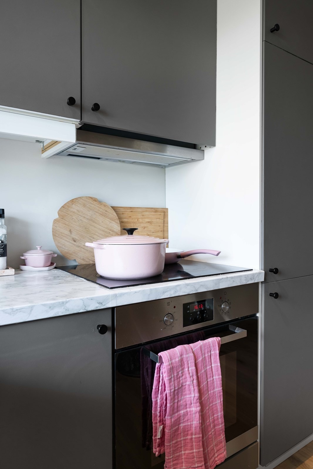 Kjøkkenet er utstyrt med keramisk platetopp og stekeovn under en effektiv ventilator. Galleribilde