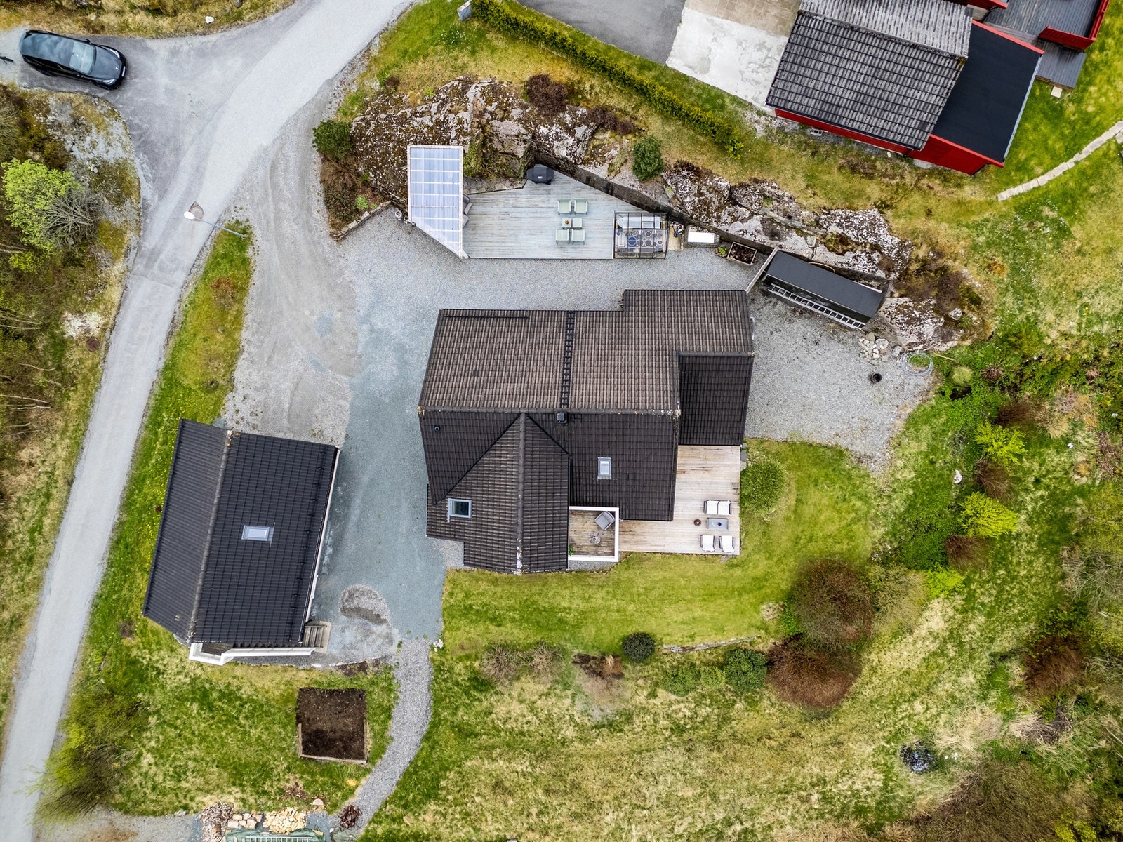 Eiendommen er utvendig opparbeidet med garasje fra 2015 Galleribilde