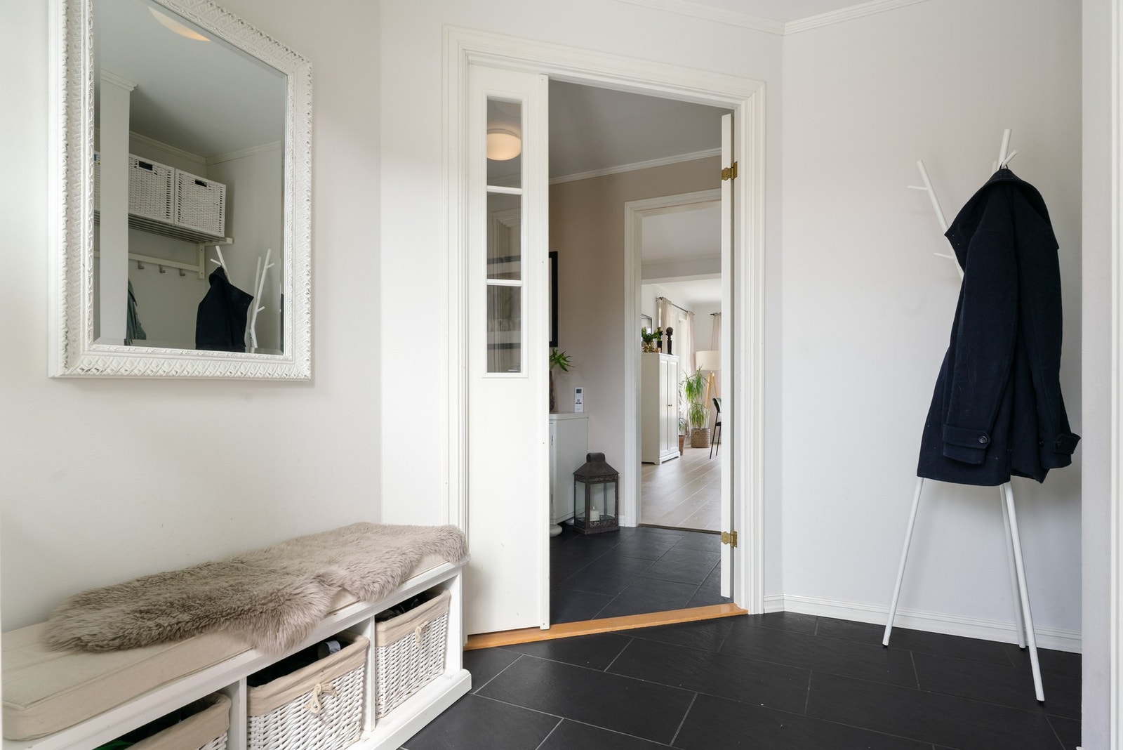 Boligens entre er romslig og holder plass til sko og yttertøy Galleribilde