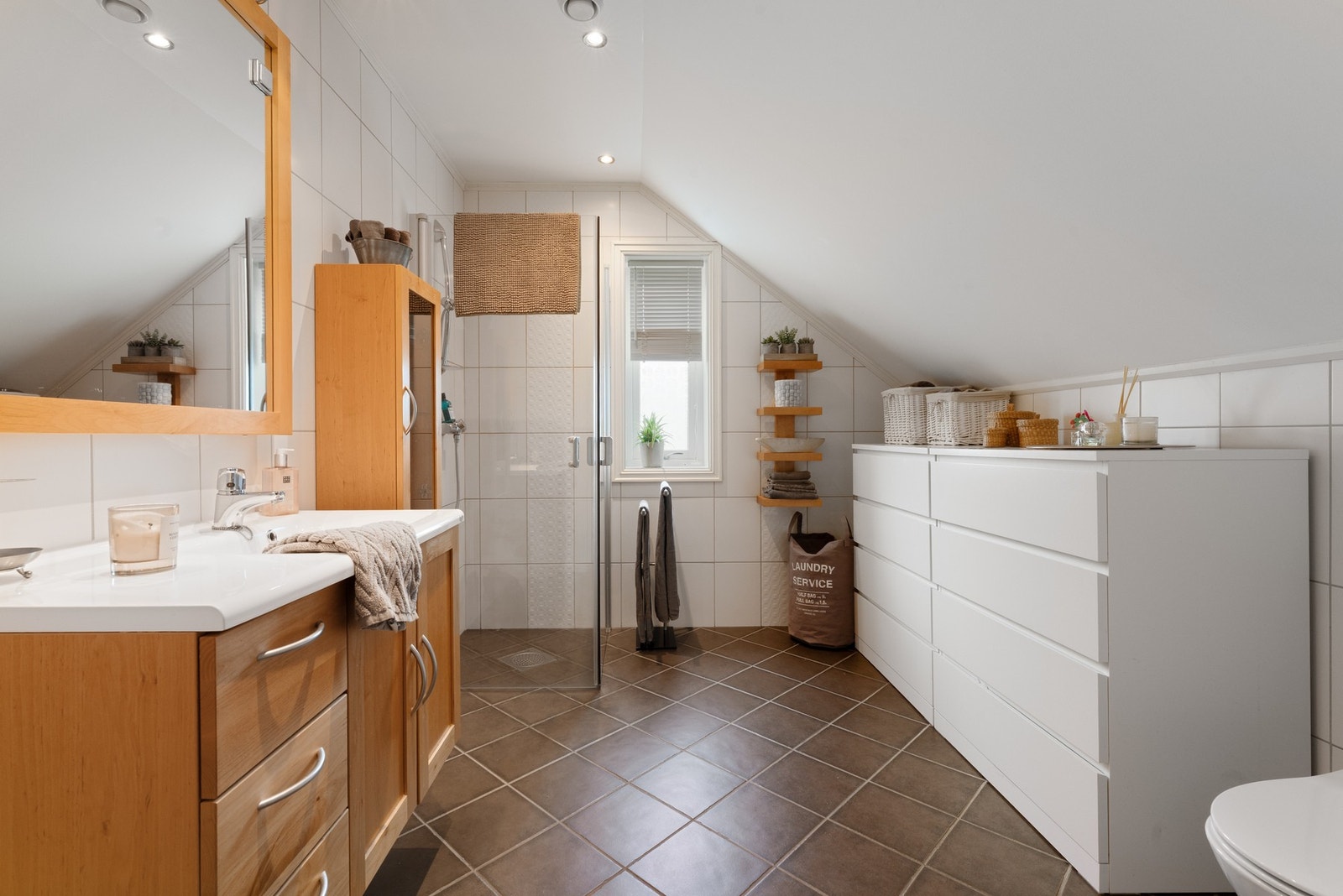 Bad i første etasje er romslig og utstyrt med innfelte downlights Galleribilde