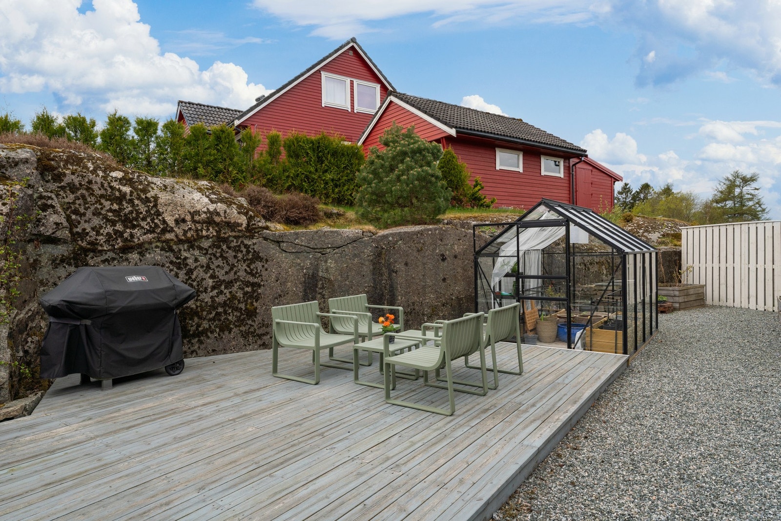 Dette vender mot syd og besitter gode solforhold gjennom hele dagen Galleribilde