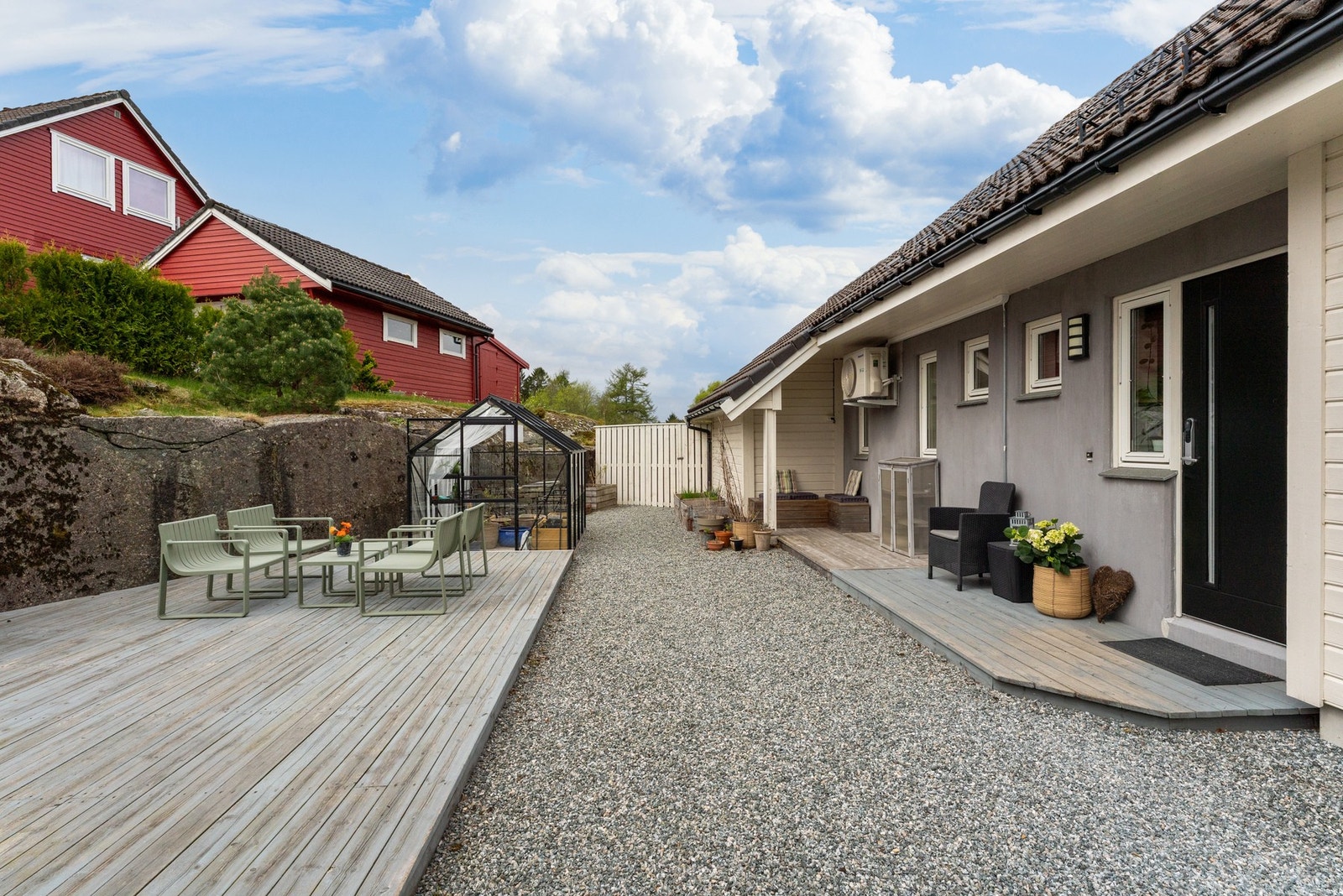 Fremsiden av boligen er trivelig anlagt med terrasseplatting Galleribilde