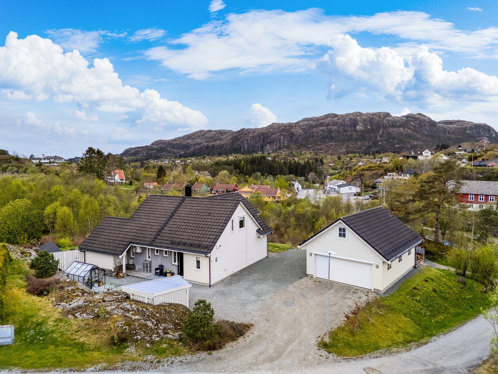 Eiendommen befinner seg i enden av et rolig og barnvennlig nabolag på Rossland Galleribilde