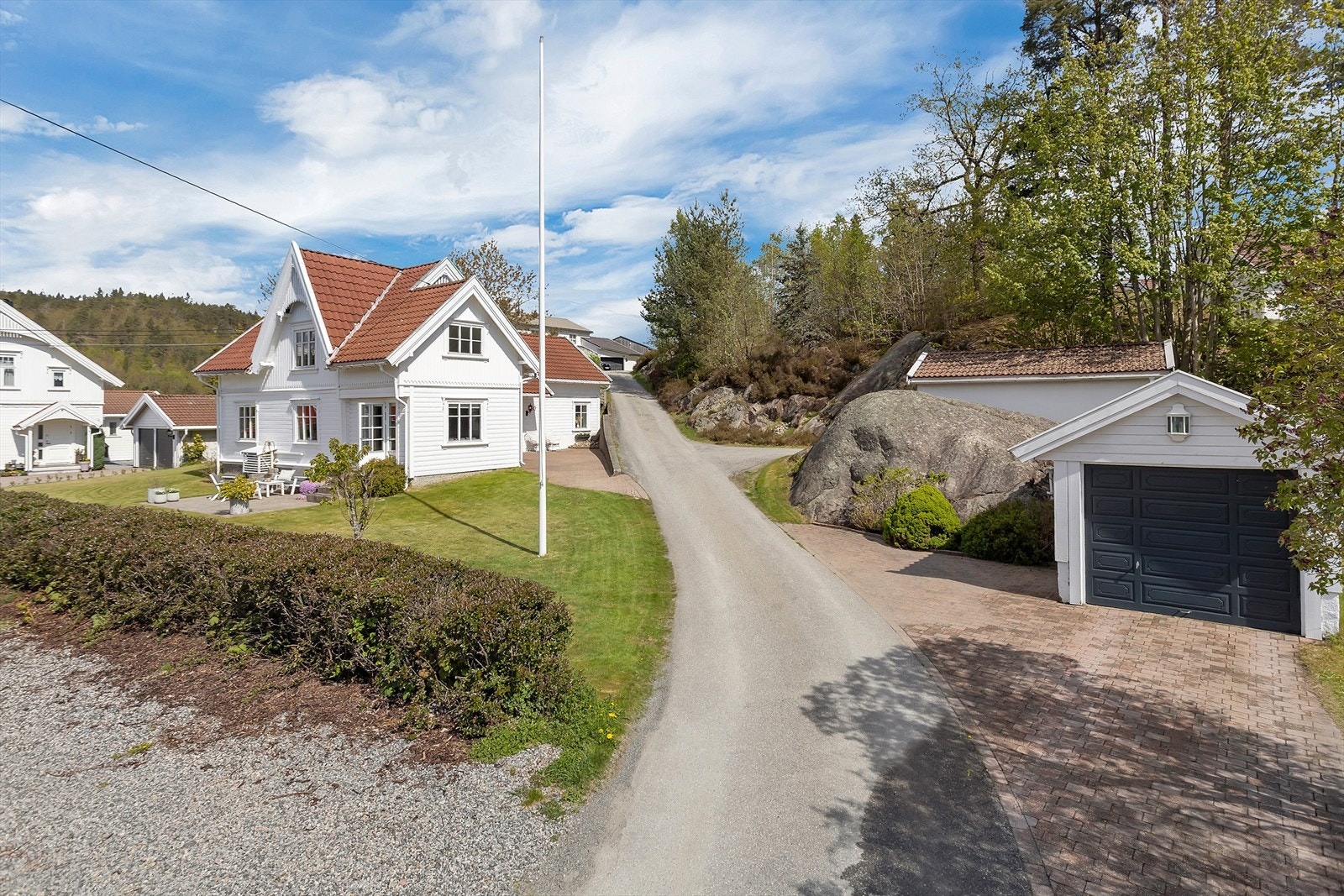 Frittliggende enebolig fra ca. 1850 med idyllisk beliggenhet Galleribilde