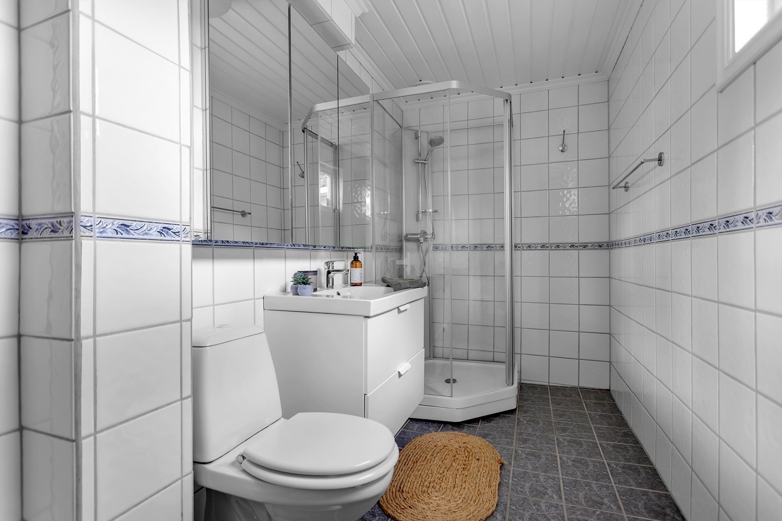 Flislagt bad i 1.etasje Galleribilde