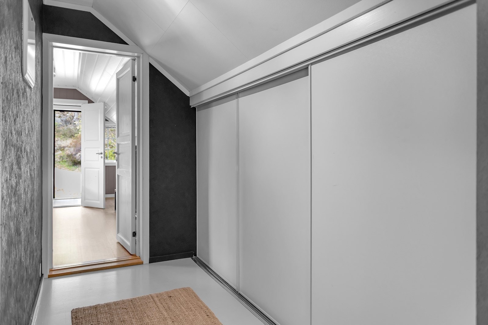 Rikelig med lagringsplass bak skyvedører Galleribilde