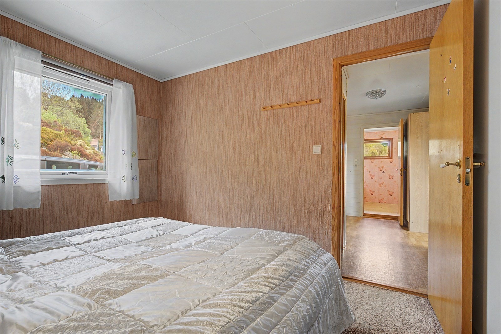 Plass for romslig seng og garderobe Galleribilde