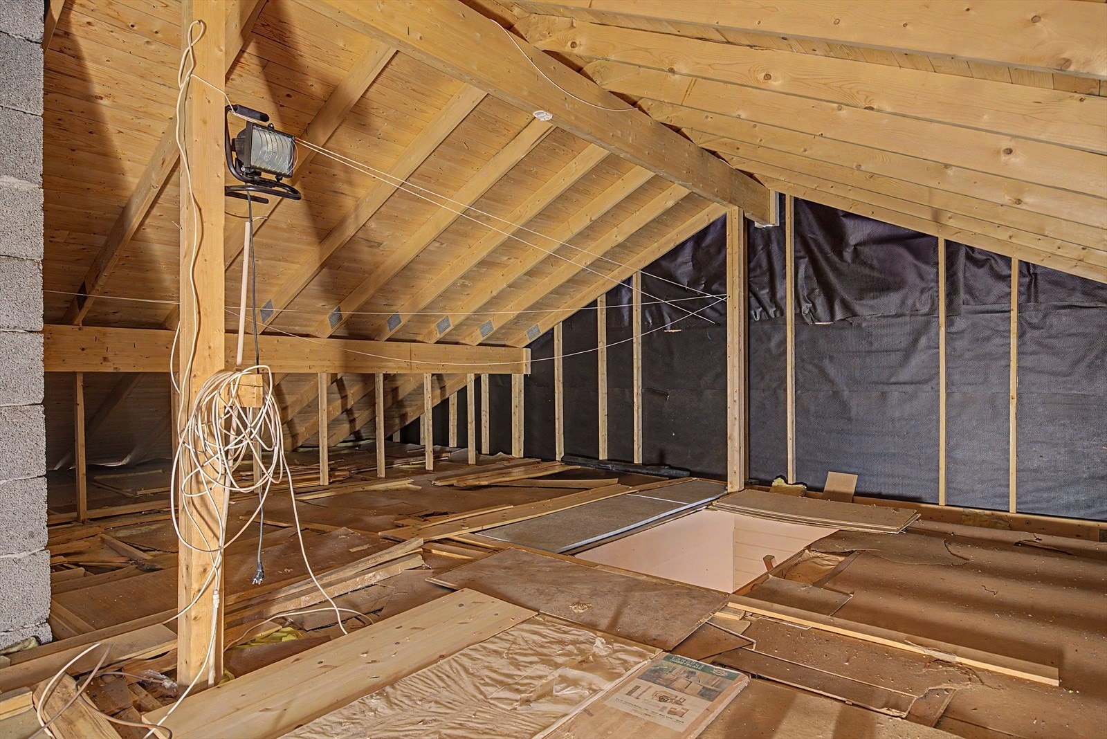Loft er ikke innredet, men godkjent som loftsrom, soverom, dusj og gang Galleribilde