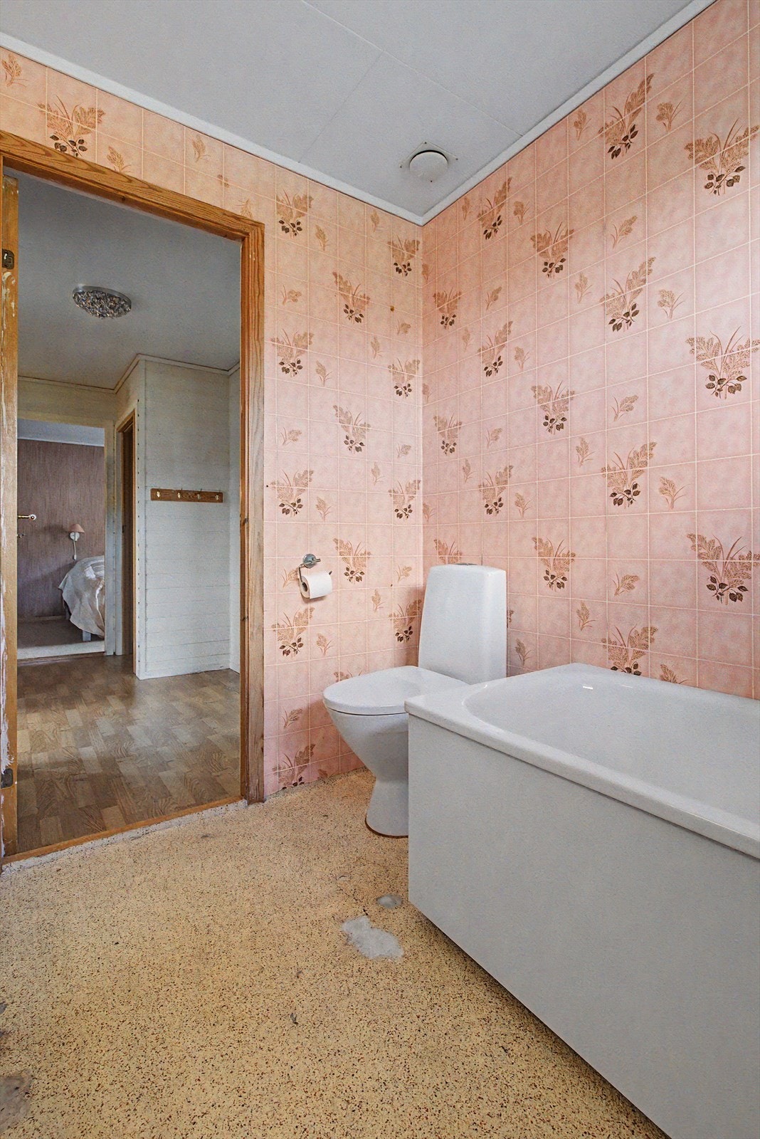 Badekar og enkel innredning Galleribilde