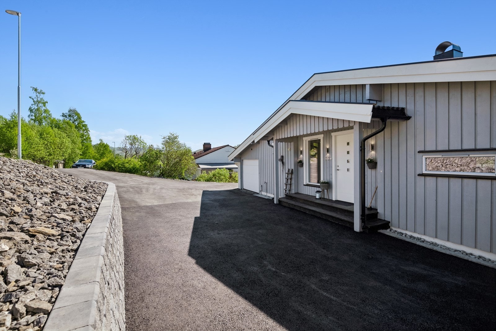Eiendommen gir et positivt førsteinntrykk med sin asfalterte gårdsplass og tilgang til parkering i en enkel- og dobbelgarasje. Galleribilde