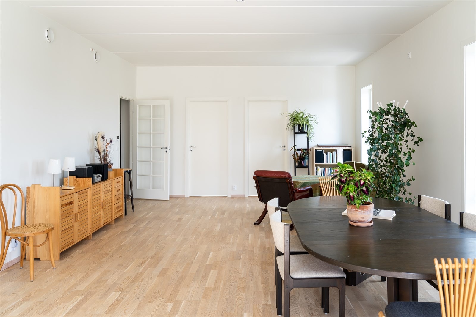 Stuen er innbydende og har store vinduer mot to himmelretninger, noe som gjør det ekstra lyst og luftig. Galleribilde