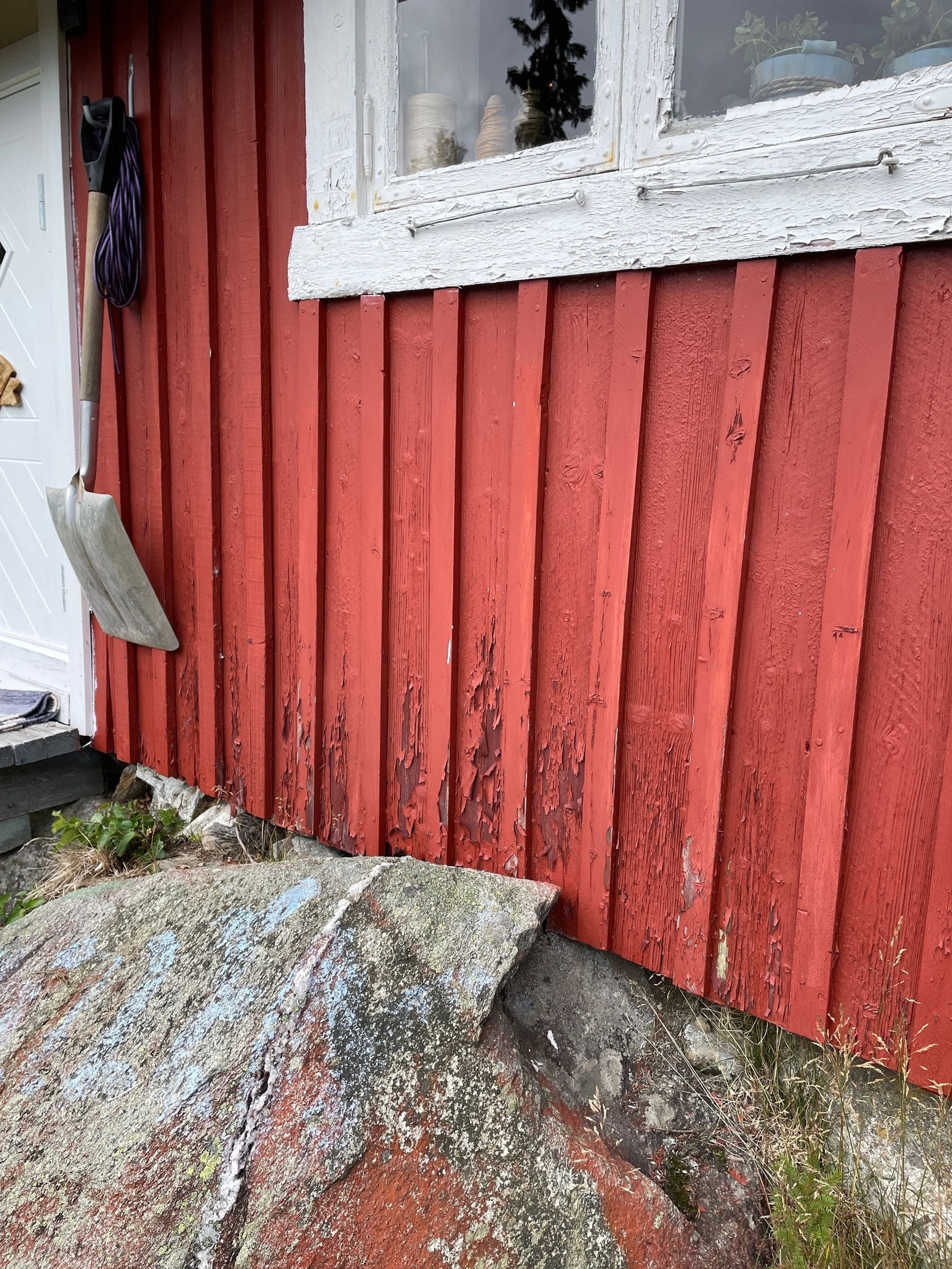 Stølen trenger litt maling og mulig noen av plankene trenger og byttes Galleribilde